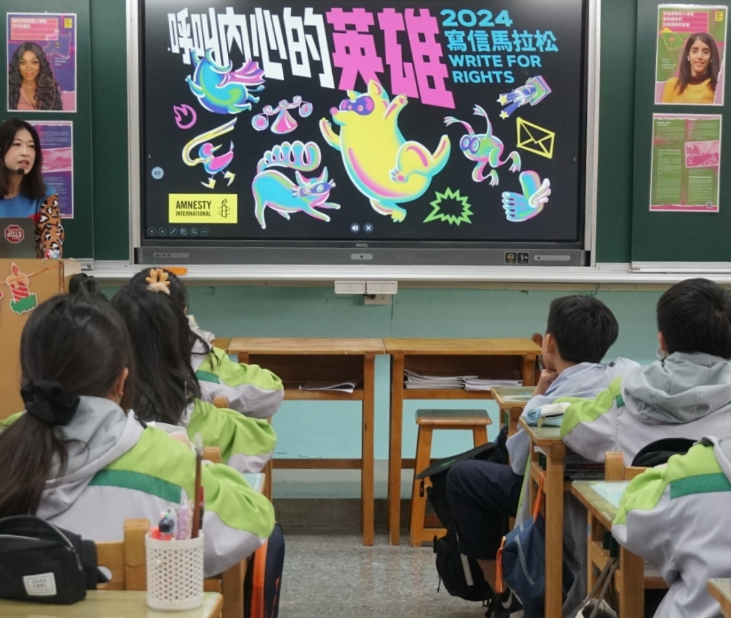 教師寫信計畫 台北龍山國中的老師,在課堂上介紹寫信馬拉松,帶領學生寫信進行聲援。