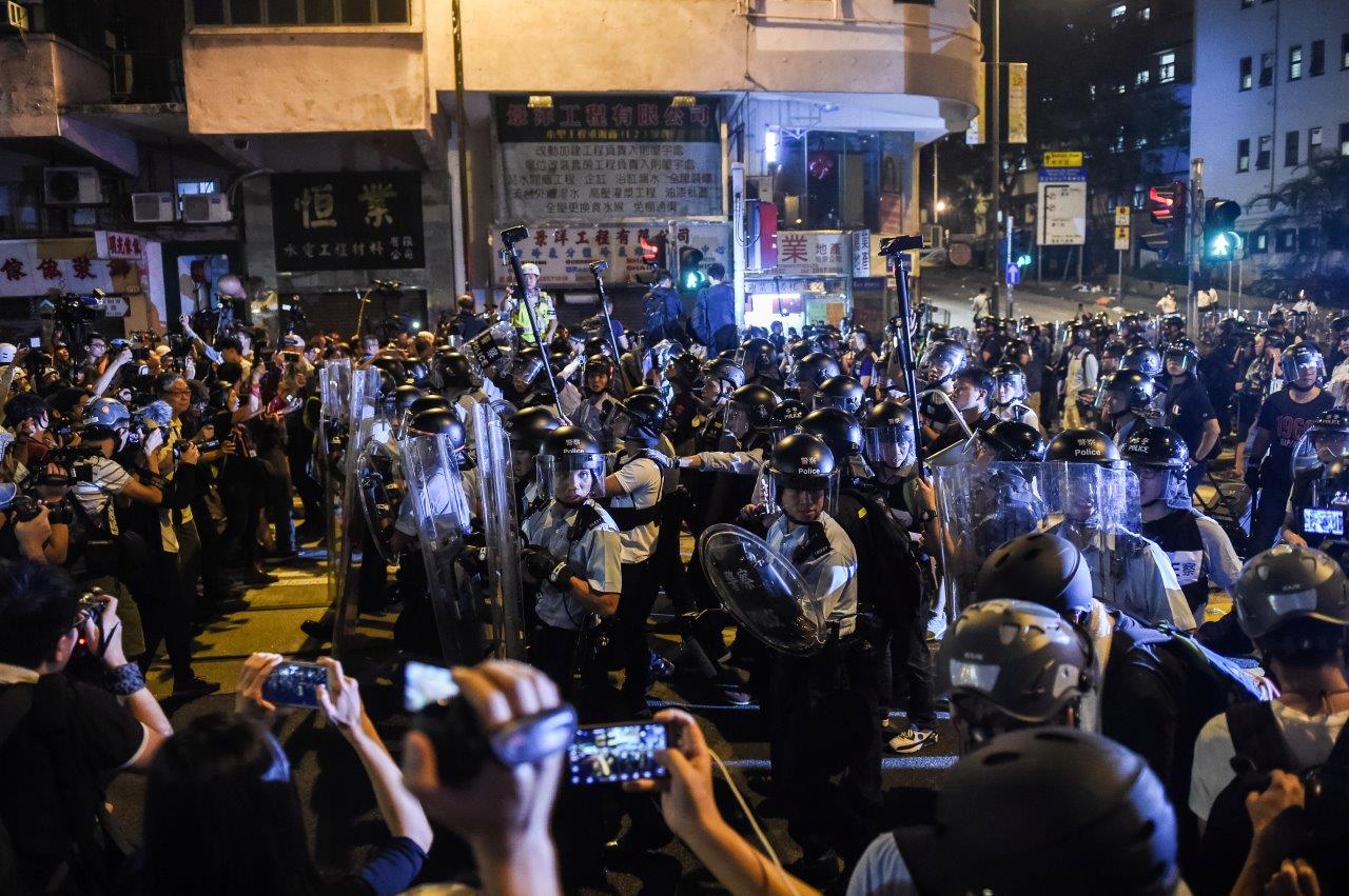 香港警察、蘋果日報の元主筆を空港で逮捕－国安法違反容疑 - Bloomberg