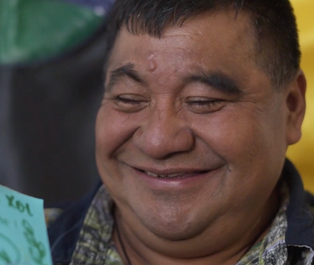 瓜地馬拉原住民教師貝爾納多，挺身捍衛環境權利，卻遭到判刑。2021寫信馬拉松，全球發起50萬多次行動，讓他在2022年3月獲釋。收到台灣寄過去聲援信件，貝爾納多表示感謝。