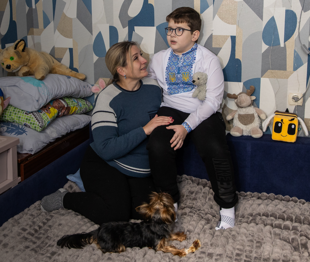 十歲的德米特羅（DMYTRO）在俄羅斯攻擊中失去了媽媽。當時媽媽從地下室外出尋找食物，說了最後一句話：「我愛你，我很快就回來。」他的爸爸，羅曼・特倫傑夫，在2023年被俄羅斯抓走，德米特羅會定期寫信給爸爸，希望得到回信，可是到現在都沒收到一封信。空襲的時候，德米特羅不是躲在學校避難所，就是與奶奶待在家裡走廊。發生爆炸時，他們只能用毯子蓋住自己。