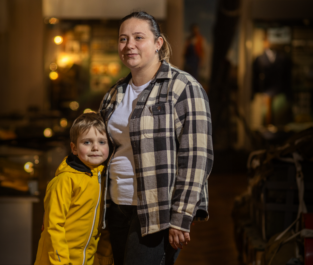 奧萊西亞( OLESIA MELNYCHENKO )曾被俄羅斯囚禁七個半月，在這段期間被告知戰俘沒有寫信的權利，所以無法和家人聯絡，還遭到毆打和其他不人道待遇。「俄軍當著我們的面毆打那些男孩⋯⋯他們被關在沒有自來水的牢房，被迫睡在地板上、吃垃圾，放任老鼠在身上爬。」儘管飽受折磨，她還是懷抱希望。2022年12月31日，她終於成為被交換的戰俘，和家人團聚。她回家時被老公藏在毯子下，當作給兒子的驚喜。當毯子被掀開時，他們的小男孩驚喜地大喊：「媽媽！媽媽！媽媽？！」 