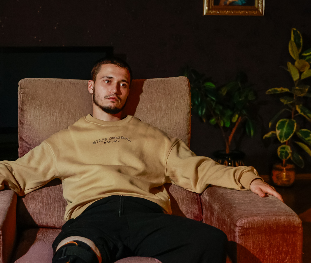 列昂尼德（LEONID）在2022年於馬里烏波爾接受義務軍事訓練時遭到俘虜，並在2024年獲得交換。遭俘期間，食物嚴重缺乏，環境條件極不衛生。他只獲得一點用水和一片馬鈴薯煮成的湯，還有一小塊麵包，俘虜者甚至沒有清洗湯匙或盤子。年輕與年長男性在惡劣的條件下死去，警衛則悄悄將屍體移走。列昂尼德經常遭受毆打和折磨，警衛使用橡膠警棍、電擊槍、木塊等任何東西來施暴。他們主要瞄準背部、大腿和小腿。戰俘可能因任何原因，或根本沒有原因而遭到毆打。例如，他們被命令唱俄羅斯歌曲，如果不知道歌詞便會被毆打。有些人因此骨折或骨裂。在囚禁期間，列昂尼德無法寄送或接收任何信件。