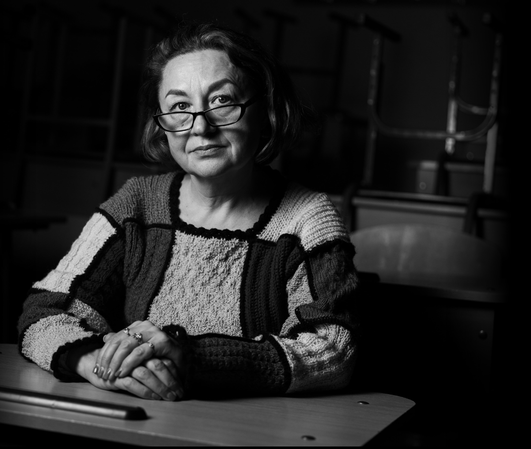 娜塔莉亞（NATALIA SHYLO）是一位被迫流離失所的數學和物理教師。 2021年，她在探望生病的母親時被俄羅斯佔領軍逮捕，並因羅織的間諜罪遭監禁近四年，最終於2025年4月獲釋。即使經歷創傷，娜塔莉亞仍然公開講述教師和其他平民在佔領下的遭遇，成為抵抗的象徵——強調教育、真理和人性尊嚴必須贏過戰爭。 