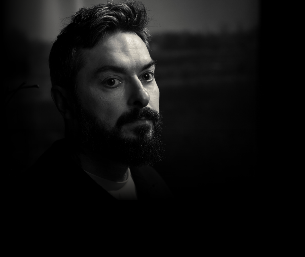 馬克西姆（ MAKSYM KOLESNIKOV）是退役軍人，同時也是前戰俘，曾在俄羅斯戰俘營被關押近一年。獲釋後，他手拿蘋果的照片傳遍世界，成為烏克蘭戰俘遭受非人待遇的鮮明象徵。如今，馬克西姆是一名心理學家，透過維斯塔基金會協助退役軍人，該基金會是國際特赦組織烏克蘭分會的計畫合作夥伴，為退役軍人提供人權教育和心理支持。 