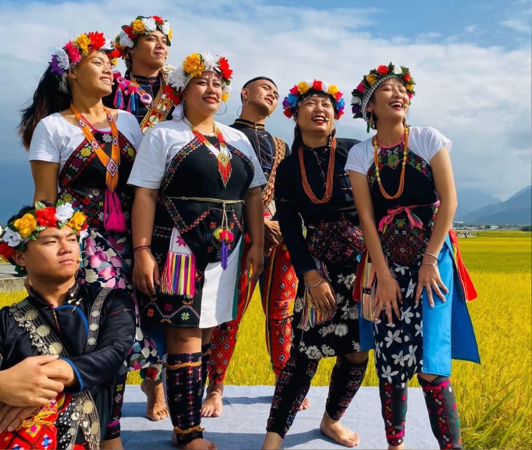 成員來自各個不同的卑南族部落，透過學習我們要不斷的累積歌謠及文化的底蘊，也透過學習讓我們練習和老人家聚在一起，我們要唱的不只是好聽的卑南族歌謠，我們更要唱出的是卑南族人的精神。