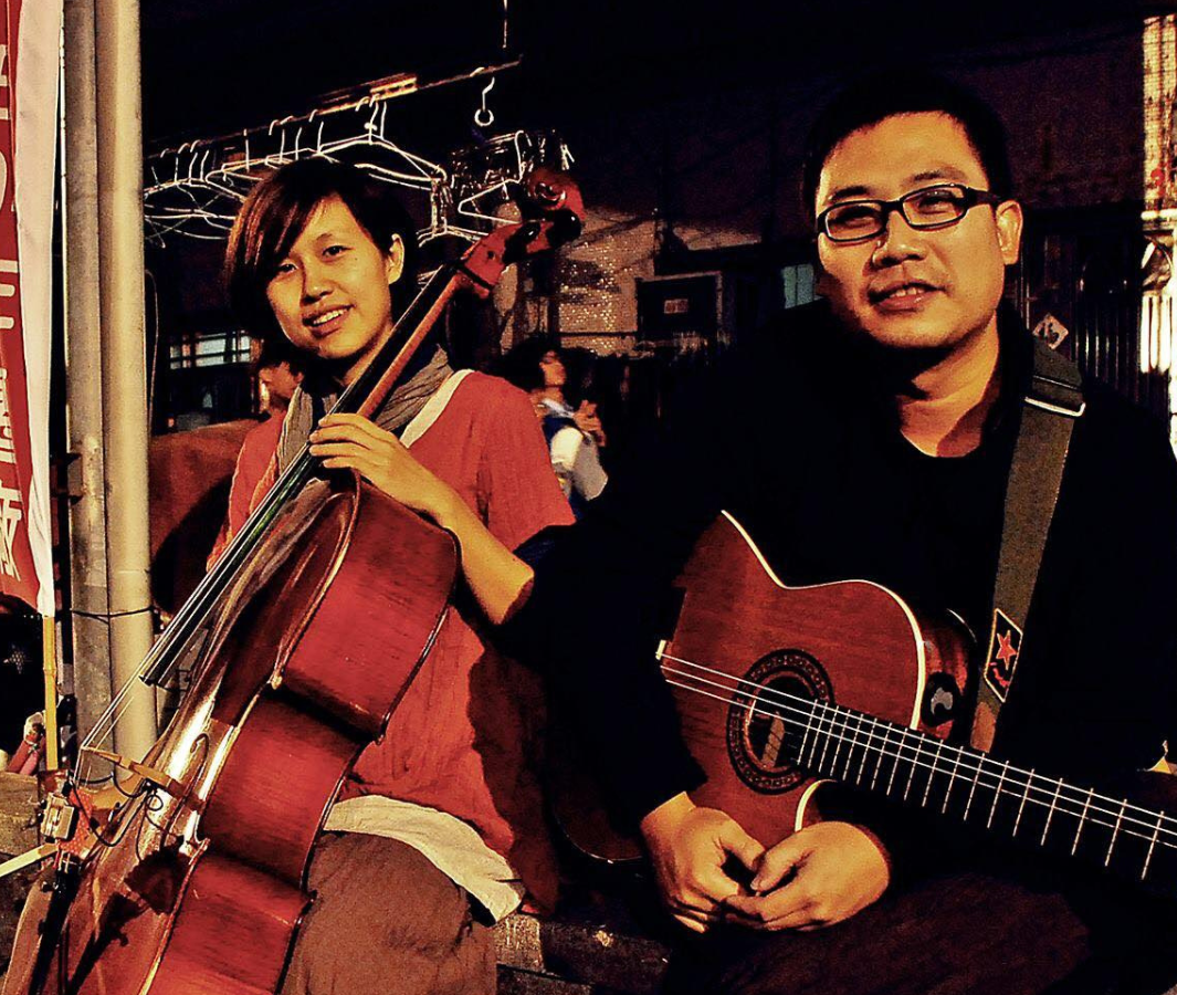 來自台灣鄉村最草根的聲音 2006年成軍，以台語民謠、搖滾精神為創作基底，透過音樂書寫表達對台灣農村、底層社會與永續土地的關懷，在風格上打造出獨樹一格的台 式農村民謠搖滾。