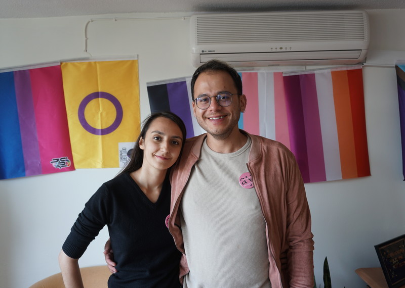 學生社運人士，梅莉凱．巴爾甘與歐茲古爾．古爾。©Amnesty International