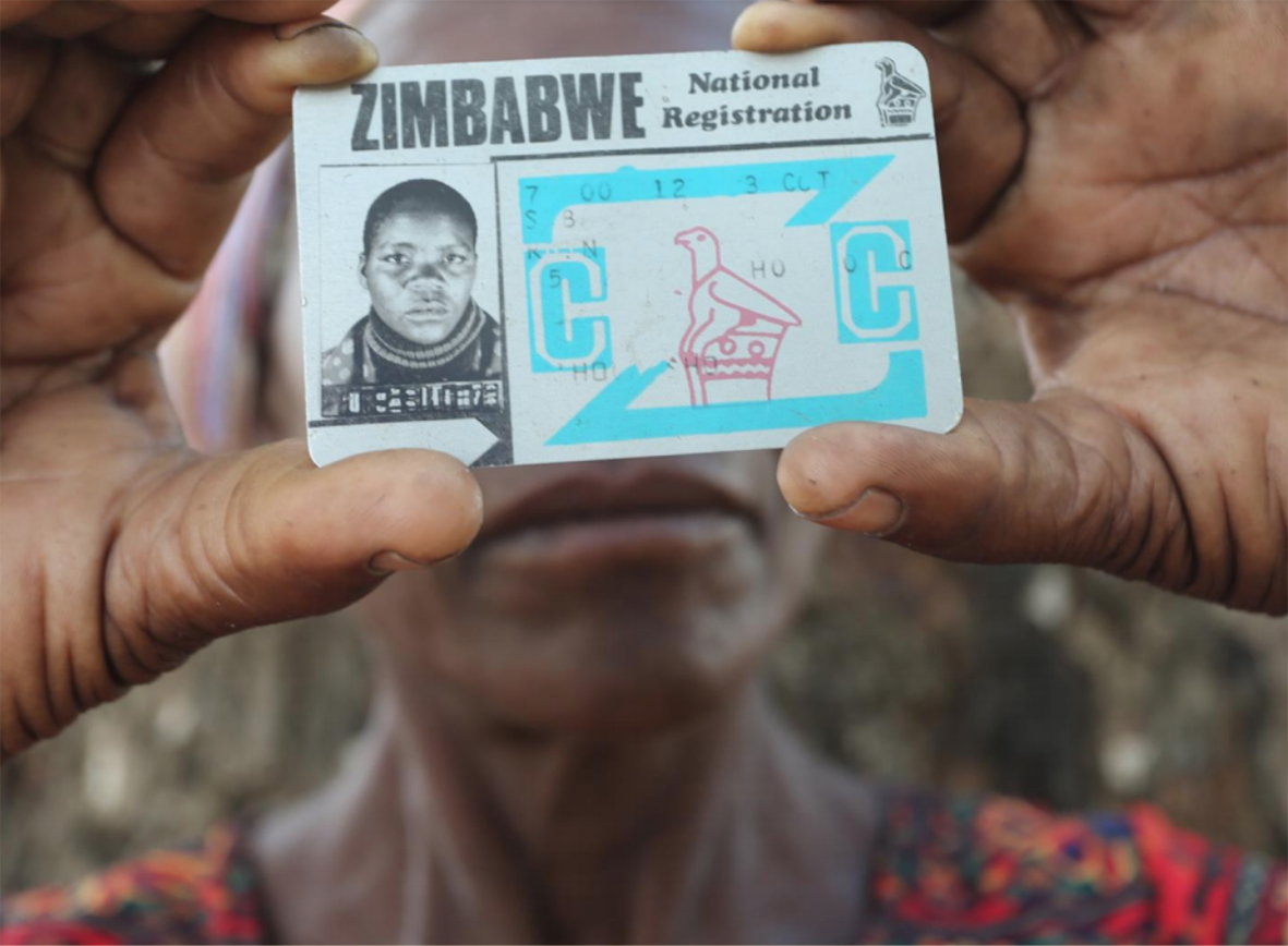 一位攜帶辛巴威官方國民身份證的婦女。任何成年的辛巴威人要想被承認為合法公民，就必須持有國民身份證。© Amnesty International / Tsvangirai Mukwazhi