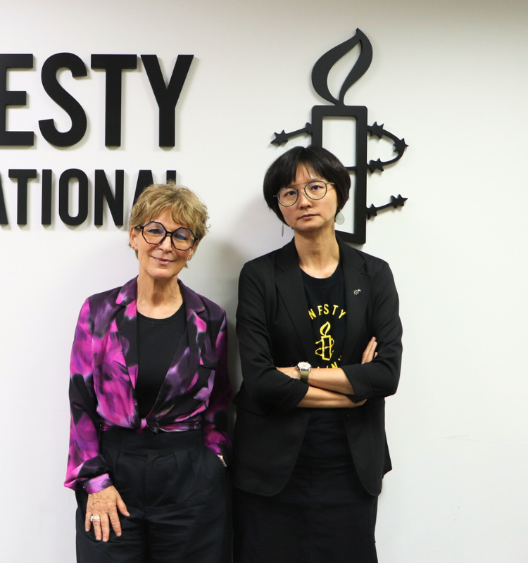 國際特赦組織秘書長阿格妮斯．卡拉馬爾（左）以及台灣分會秘書長邱伊翎（右）