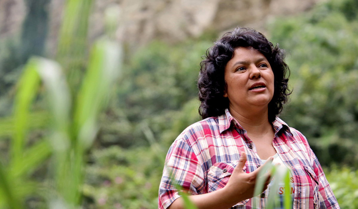 博塔.卡瑟雷斯(Berta Cáceres)在宏都拉斯西部Rio Blanco地區Gualcarque河的河岸。© Goldman Environmental Prize