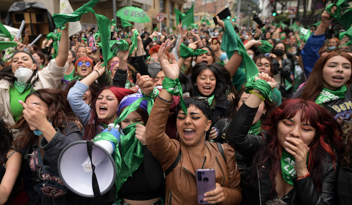 2022年2月21日，墮胎/人工流產權利社運人士在波哥大，慶祝哥倫比亞高等法院將懷孕24週內的墮胎除罪化。(Photo by Raul ARBOLEDA / AFP)