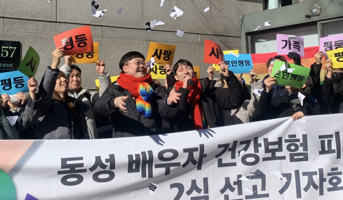 2023年2月21日，蘇成旭（左）和金勇民（右）在首爾高等法院前的記者會，撕毀寫著「歧視」的紙卡。© Amnesty International Korea