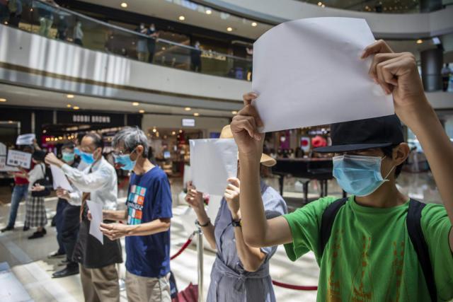 香港示威者於午餐時間在購物商場內舉白紙抗議。(攝影:楊德銘/Bloomberg via Getty Images)
