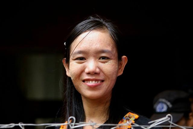 緬甸學生行動者翁斐斐（Phyoe Phyoe Aung）遭警方毆打和監禁，因為她領導一場和平遊行，反對一部她認為將限制學術自由的新法。