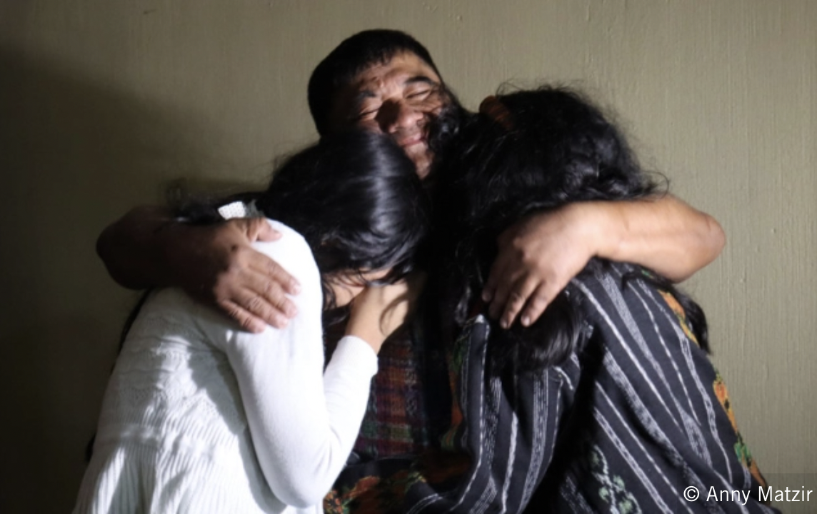 貝爾納多在貝爾納多在科萬（Cobán）的監獄關押超過4年後，終於重獲自由，與家人團聚。