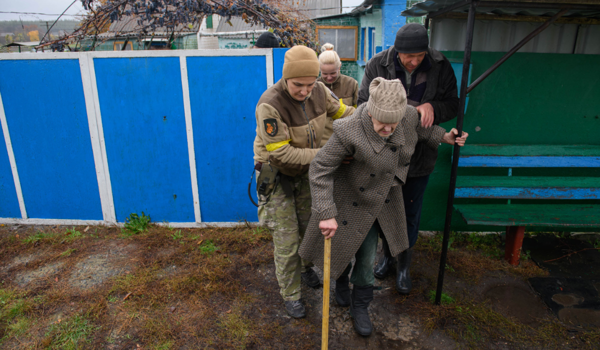 行動不便的年長女性從烏克蘭的卡爾可夫地區（Kharkiv）撤離；2022年10月。© Amnesty International