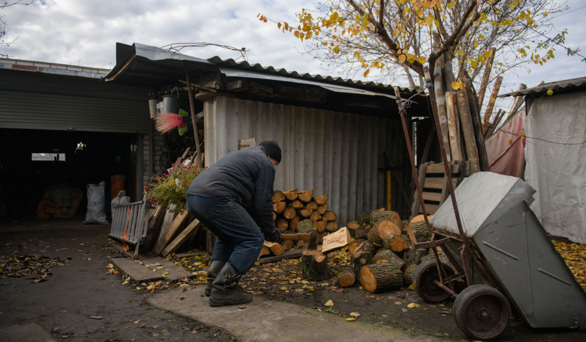 烏克蘭的卡爾可夫地區，一名年長者在他被攻擊破壞的住宅；2022年10月。© Amnesty International