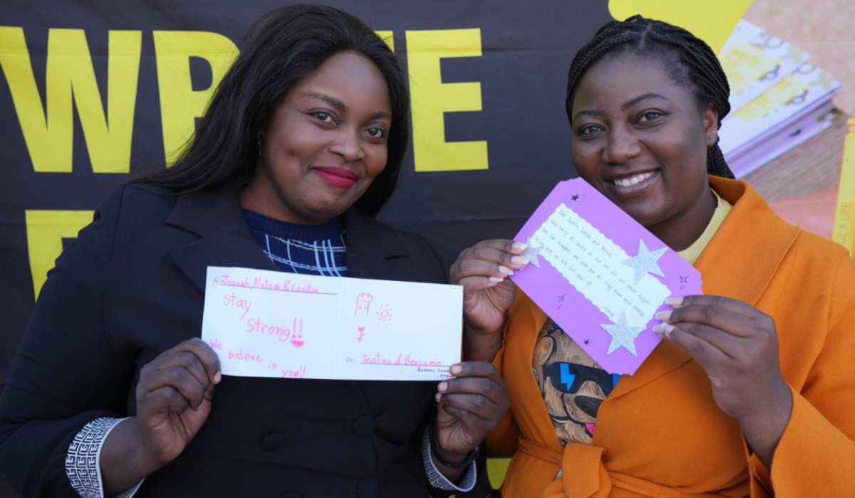 瑟希莉亞．欽比里和喬安娜．馬蒙貝收到了寫信馬拉松支持者寄給他們的聲援信。© Amnesty International Zimbabwe