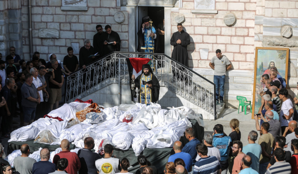 2023年10月20日，民眾參加在以色列攻擊加薩市聖波斐利教堂時喪命的受害者告別式。(Copyright: Ali Jadallah/Anadolu via Getty Images)