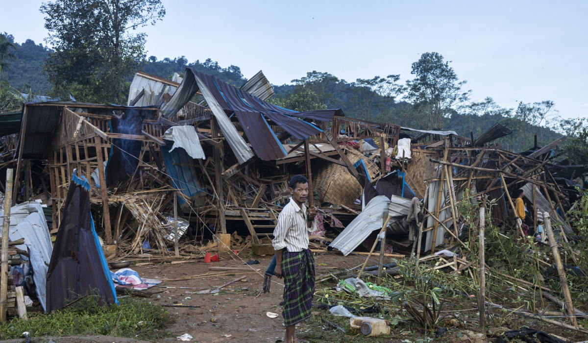 緬甸軍方於2023年10月9月發動攻擊的隔天，Mung Lai Hkyet流離失所者營地居民站在毀損的住所前。