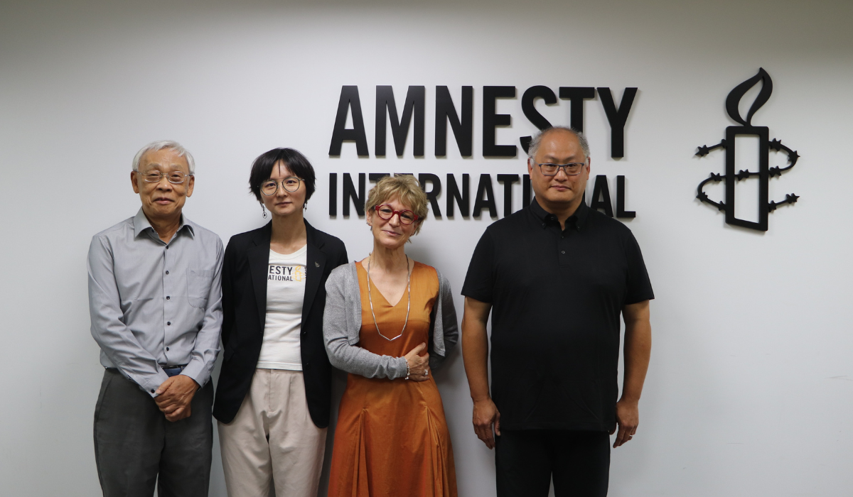 阿格妮斯與國際特赦組織過去救援的良心犯陳欽生（左一）、李明哲（右一）見面。 ©Amnesty International Taiwan