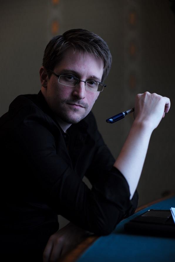 艾德華·史諾登（Edward Snowden）因為揭露美國政府非法大規模監控的文件，在美國面臨30年有期徒刑。他的勇氣使我們都能夠知道事情的真相。