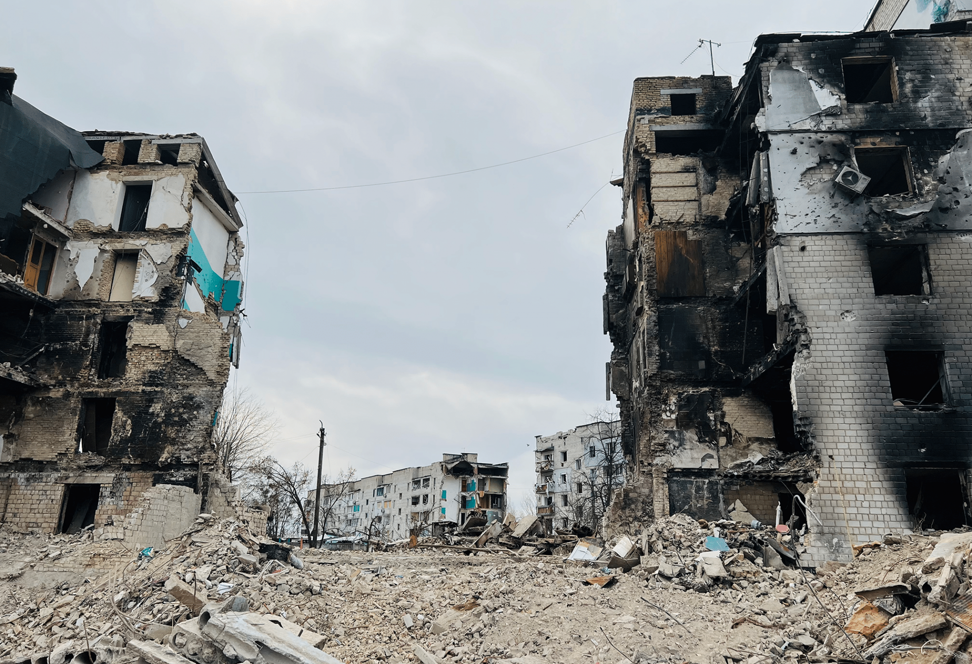 在2022年3月1日遭到轟炸的博羅江卡429棟和429A棟。© Amnesty International