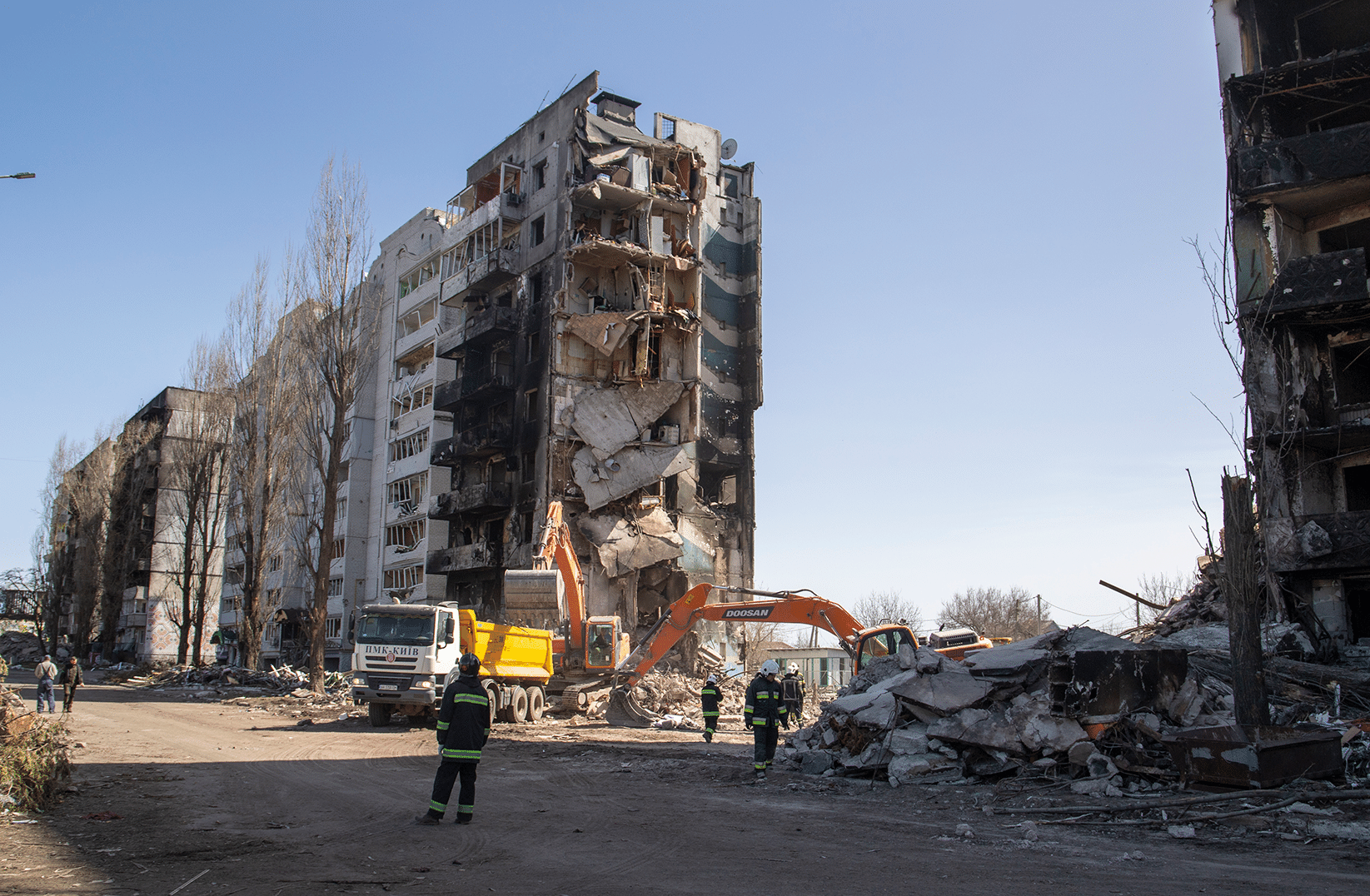 搜救人員在博羅江卡359棟的瓦礫堆中挖掘，這棟樓在2022年3月2日遭俄羅斯軍隊轟炸。© Amnesty International