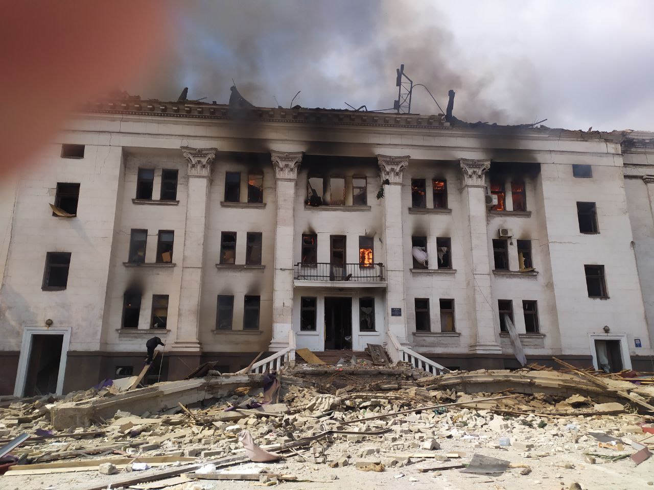 劇院背面在爆炸不久後可見明顯損壞。© Amnesty International