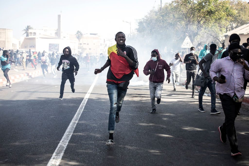 2021年3月8日，在塞內加爾的反對意見領袖 Ousmane Sonko 被指控強暴後，首都達卡（Dakar）發生了一場示威，示威者在催淚彈的攻擊下逃跑。 