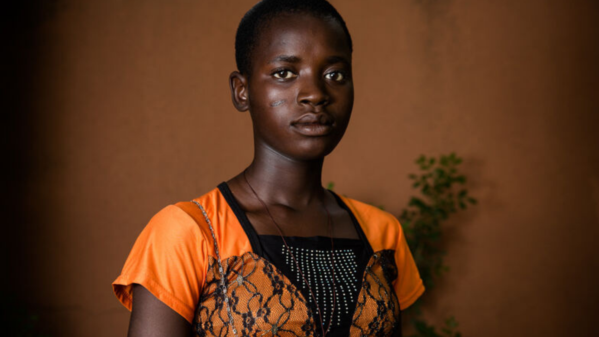 來自布吉納法索的薩莉珊（Zalissan）曾面臨強迫早婚的危機。她決定勇敢與父親對話，說明早婚對她的人生與受教權將造成多麼毀滅性的影響。最終，薩莉珊的父親改變了心意，讓她得以重返校園繼續學業。