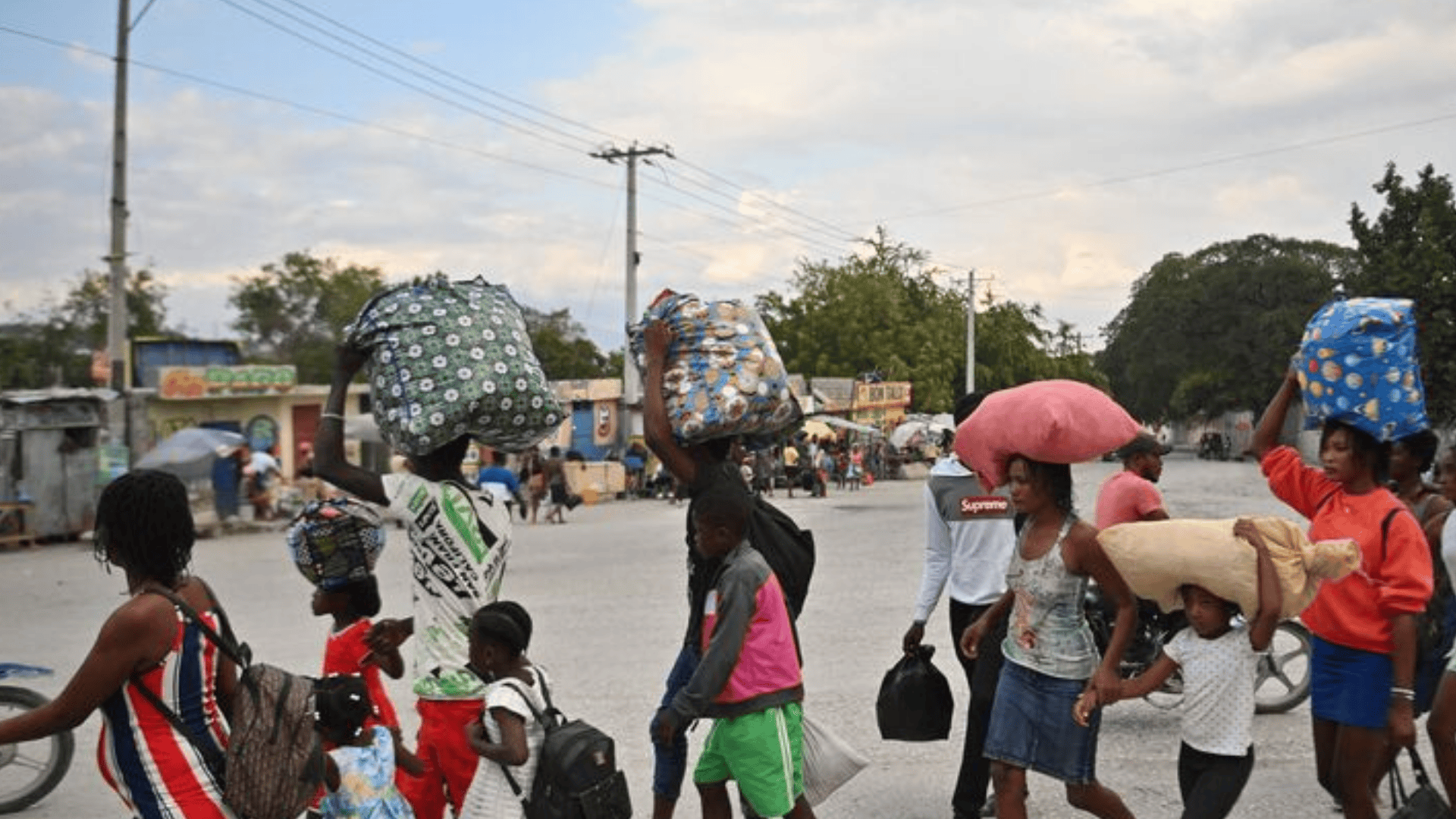 在海地首都太子港的佩蒂翁維爾區（Petion-ville），民眾紛紛逃離橫行的黑幫暴力。