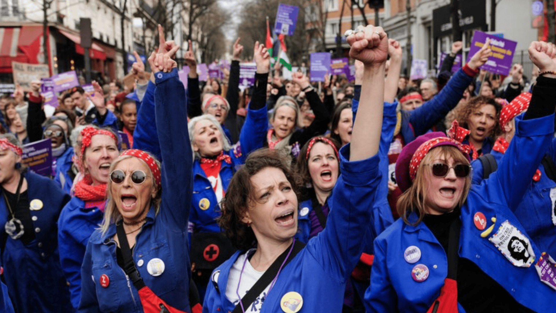 女性主義團體「Les Rosies」的成員於巴黎街頭遊行，慶祝國際婦女節。