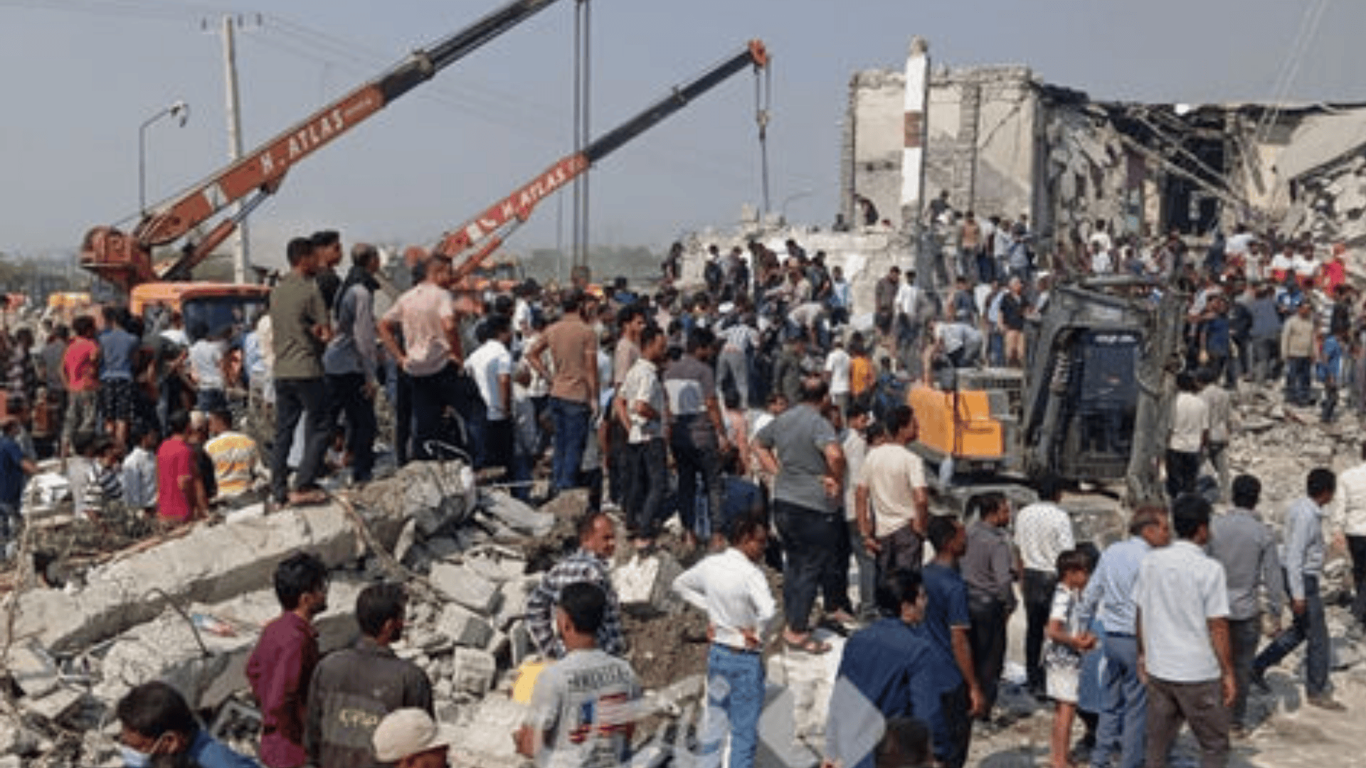 空襲學校後的現場。屋頂出現明顯的「鬆餅式倒塌」（pancaking）現象，顯示這是一場由上而下的空襲，導致校舍大部分被摧毀。© 私人提供