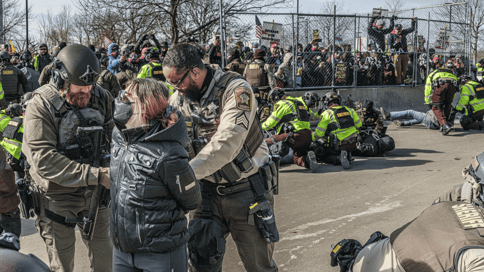 在明尼蘇達州明尼阿波利斯市，明尼蘇達州亨內平郡警長辦公室的副警長，於主教亨利惠普爾聯邦大樓外逮捕了一名抗議者；該名抗議者當時正在參加一場反對美國移民暨海關執法局（ICE）行動的示威活動。