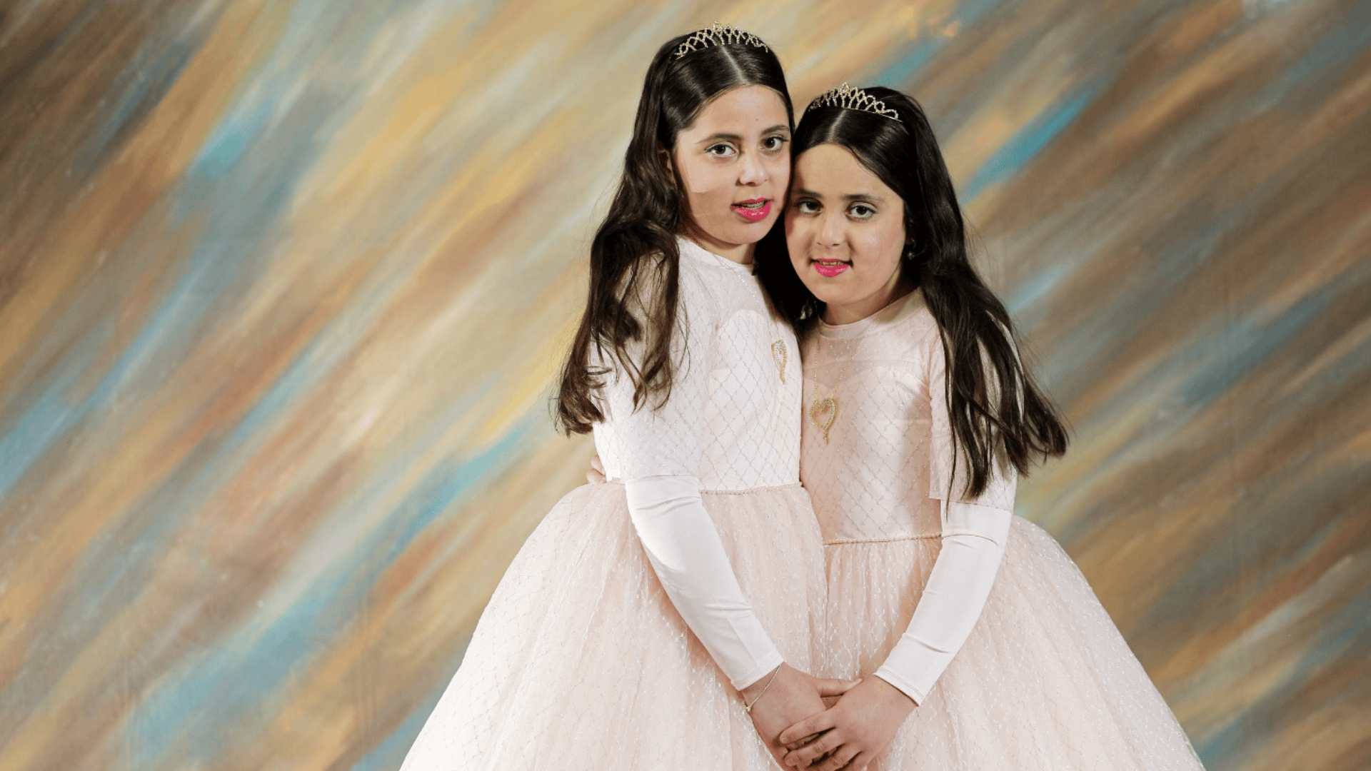 Avigail (l) and Sara Biton © Private / Amnesty International