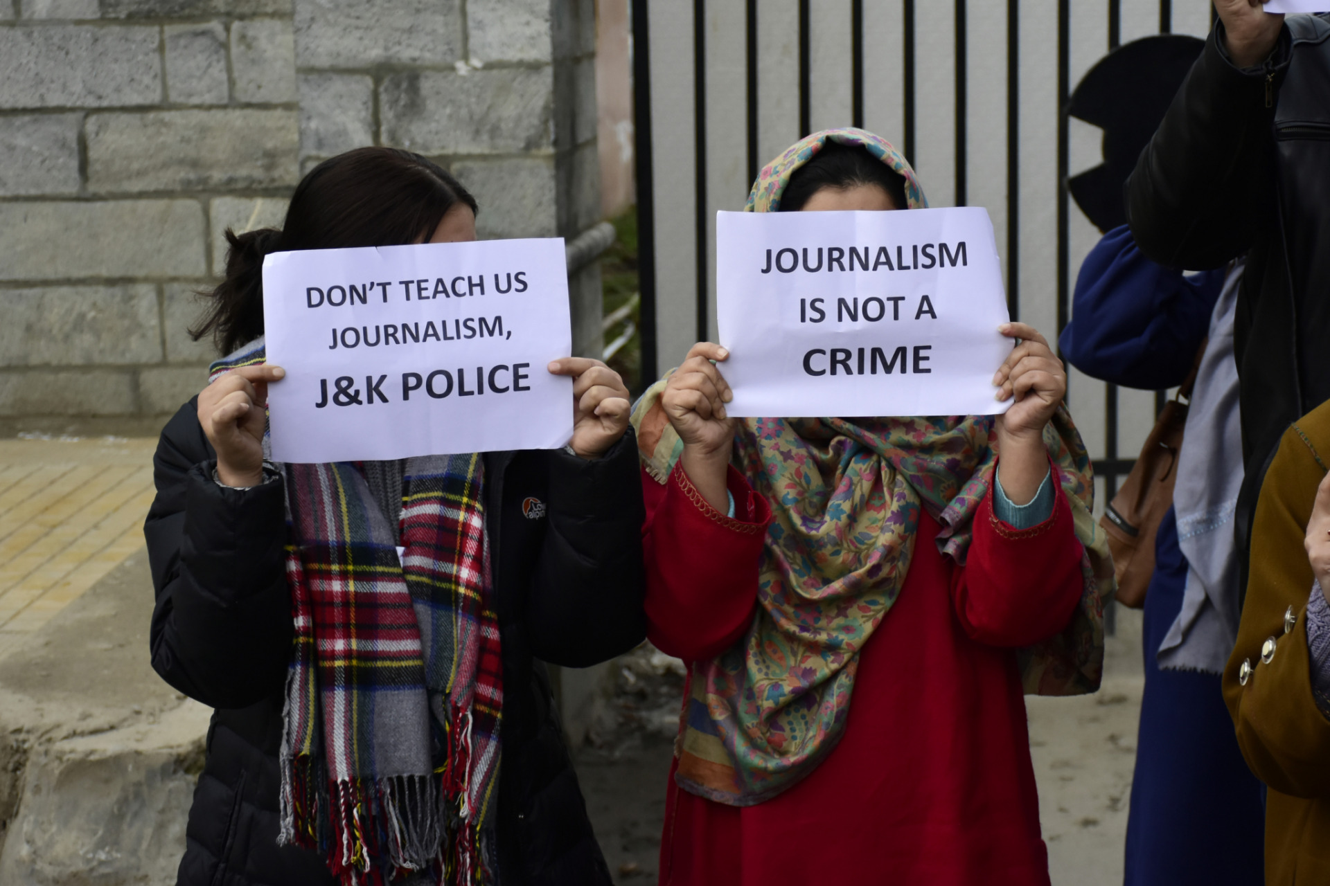 2019年12月18日，喀什米爾記者在喀什米爾行政區斯利納加（Srinagar）拿著標語牌抗議印度政府的蠻橫手段。17日，一群記者在斯利納加舊城報導學生示威時，遭到軍隊毆打，因此部分記者選擇在隔日走上街頭。 Photo by Muzamil Mattoo/NurPhoto via Getty Images