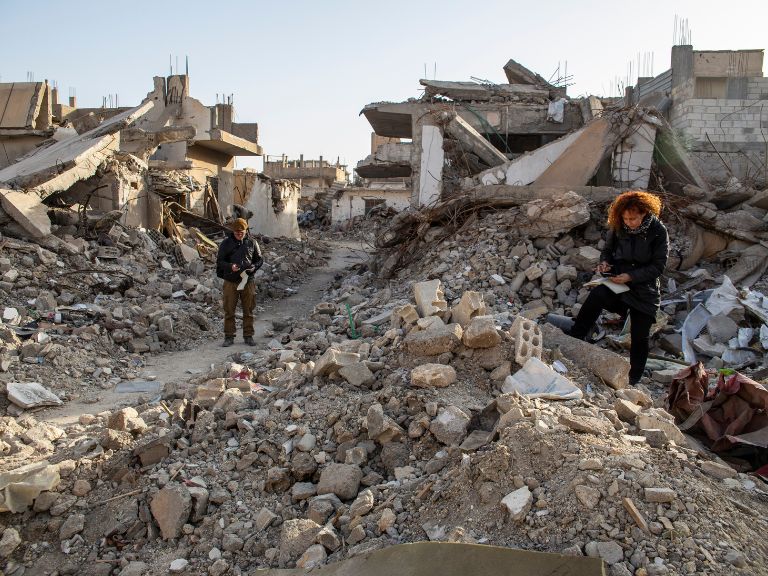 國際特赦組織中東研究員班傑明·沃爾斯比（BenWalsby）與危機應變小組資深顧問唐娜提拉·洛薇拉攝於敘利亞拉卡，2018年2月。