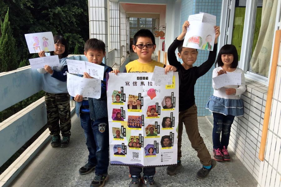雲林縣和平國小三年級的孩子也一同進行寫信馬拉松，目前收到回報已經有將近 50,000 多名學生在 450 名教育工作者的帶領下，於課堂上一起為人權而寫 © Amnesty International Taiwan