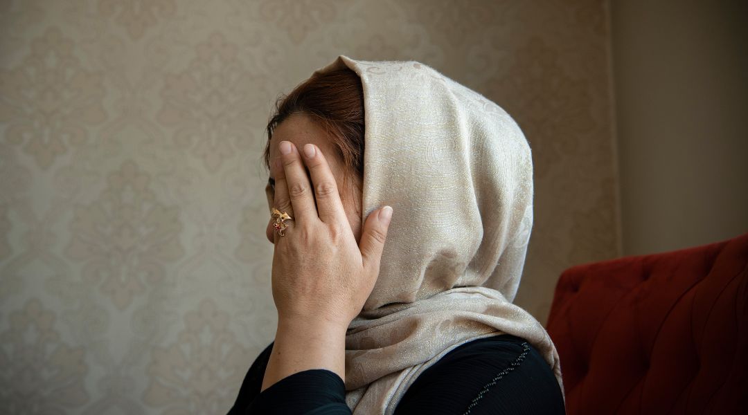 一名阿富汗婦女在家中被拍攝。© Kiyana Hayeri / Amnesty International