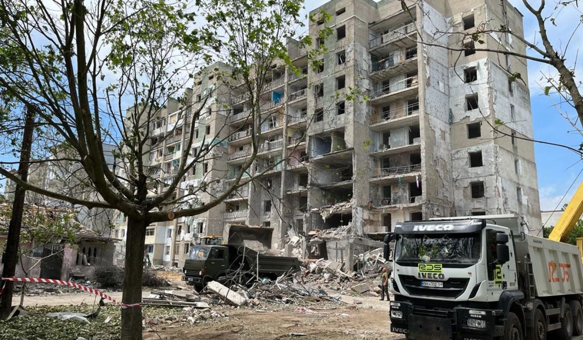 謝爾伊夫卡Budzhaska街23號的9層住宅大樓，7月1日俄羅斯部隊發射飛彈擊中此地，造成15位平民死亡。Ⓒ Amnesty International  
