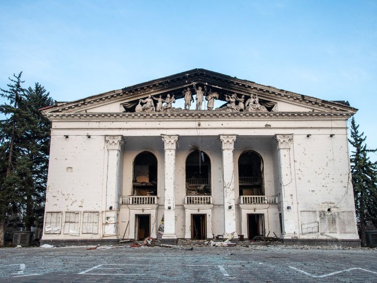 嚴重損壞的馬里烏波爾戲劇院，地面上清楚寫著「兒童」字樣。 ©Maximilian Clarke/SOPA Images/LightRocket via Getty Images