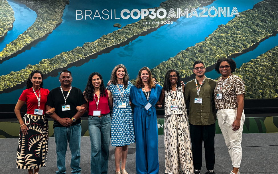 2025 年 11 月 12 日，國際特赦組織代表團於巴西貝倫出席第 30 屆聯合國氣候變遷大會（COP30）。國際特赦組織在會中發布報告《走向滅絕的開採：為何化石燃料的整個生命週期正威脅生命、自然與人權》（Extraction Extinction: Why the lifecycle of fossil fuels threatens life, nature, and human rights）。