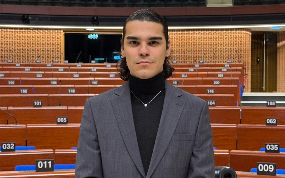 數萬份由國際特赦組織支持者寄出的聲援訴求，促使人權捍衛者及 LGBTI+ 行動者恩內斯・霍查奧盧拉里（Enes Hocaoğulları）獲釋。恩內斯因於 2025 年 3 月在歐洲委員會演講時，批評因伊斯坦堡市長埃克雷姆·伊瑪莫盧（Ekrem İmamoğlu）被羈押監禁後的大規模抗議受到鎮壓，而因此遭到監禁。 