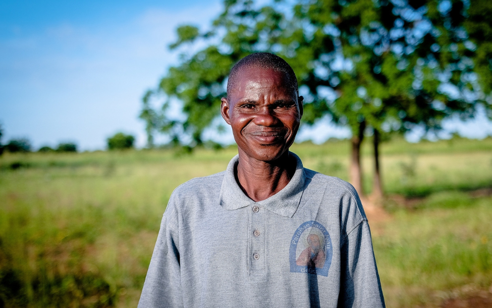 50 歲的農民梅達爾·奧埃德拉奧戈（Médard Ouédraogo）是由國際特赦組織設立的警示委員會成員，亦是帕索雷省合作夥伴協會的成員。 作為全國反童婚聯盟的核心成員，國際特赦組織曾針對《家庭與個人法草案》提出修正案，主張將男女法定結婚年齡提高至 18 歲，並積極遊說該草案順利成為法律。 