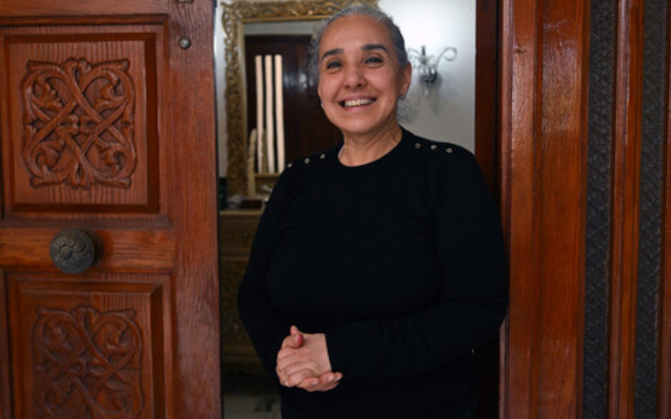 突尼西亞律師與作家索尼亞・達赫瑪尼（Sonia Dahmani）於 2025 年 11 月 27 日在突尼斯的住家外合影留念。她於當日獲得有條件釋放，出獄後首度現身。