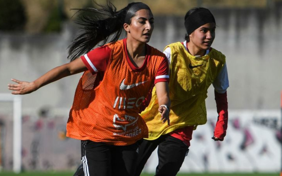 阿富汗國家女子足球隊的球員在里斯本郊區奧迪維拉斯（Odivelas）進行訓練。&nbsp;© Patricia de Melo Moreira /AFP via Getty Images&nbsp;