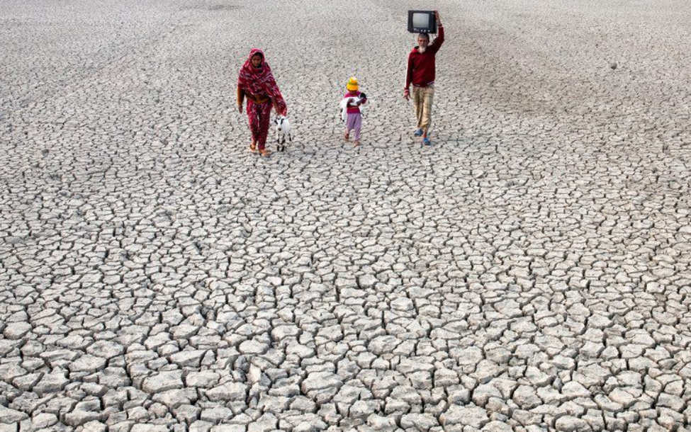 在孟加拉薩特基拉（Satkhira, Bangladesh），當地村民走在乾涸的河床上。孟加拉是最容易受到氣候變遷衝擊的陸地國家之一。