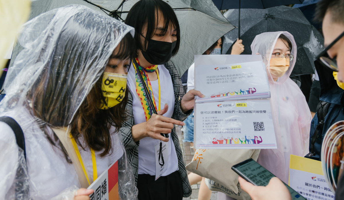 2022年，國際特赦組織與伴侶權益推動聯盟合作，培訓「跨國同婚小蜜蜂」志工，在台北與高雄的同遊街頭，進行議題宣講，讓大眾理解跨國同婚議題的急迫性。 ©Amnesty International Taiwan