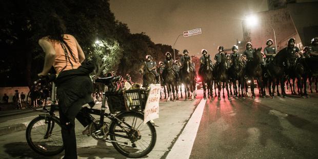 巴西警察到處對示威者過度使用武力© (CC BY-SA) NINJA